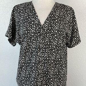 EUC Liz Claiborne Womens V-Neck Brown and Cream Blouse Size M